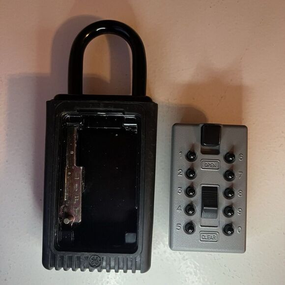 GE AccessPoint Portable KeySafe HOLDS 3 Keys Box with Changeable Combination - Picture 4 of 4